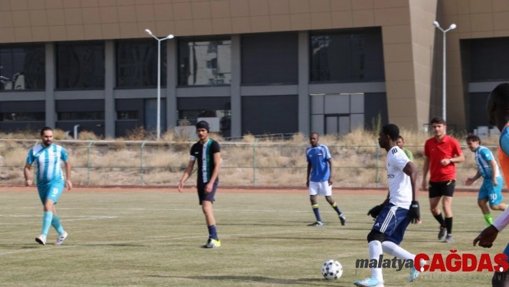 Niğde'de Uluslararası öğrenciler futbol turnuvası başladı