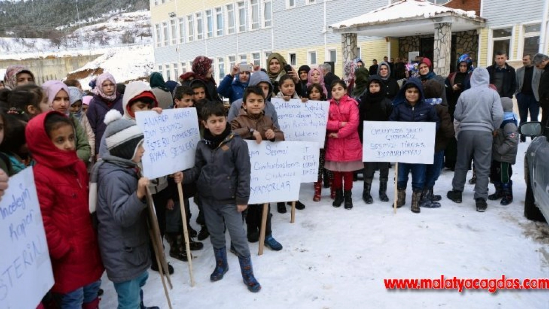 Öğrenci ve veliler, tahliye edilen okul önünde protesto yaptı