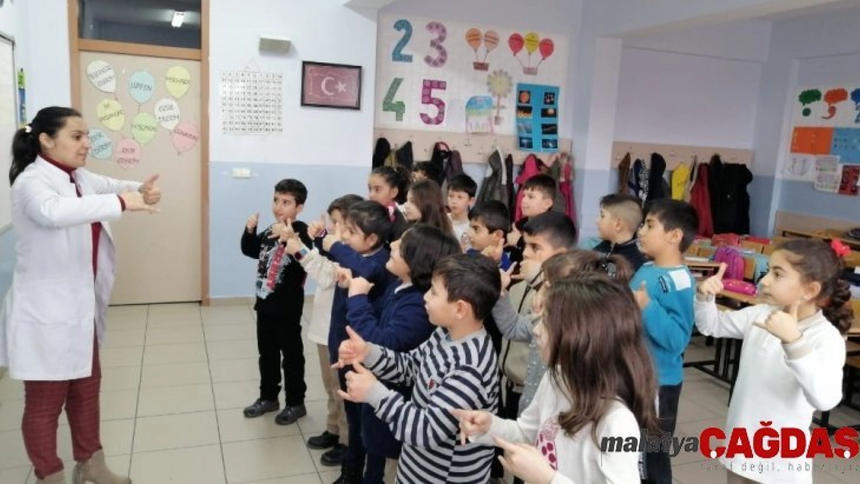 Öğrenciler işaret dili ile şarkı söylüyorlar