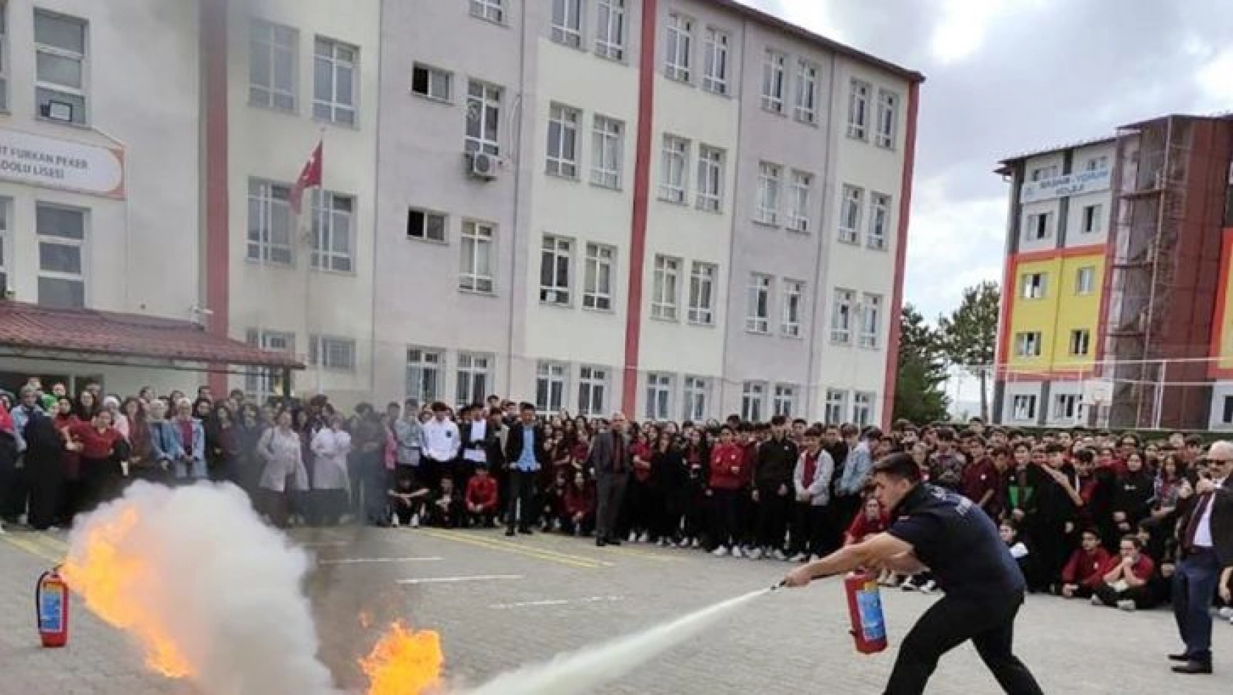 Öğrencilere yangın eğitimi