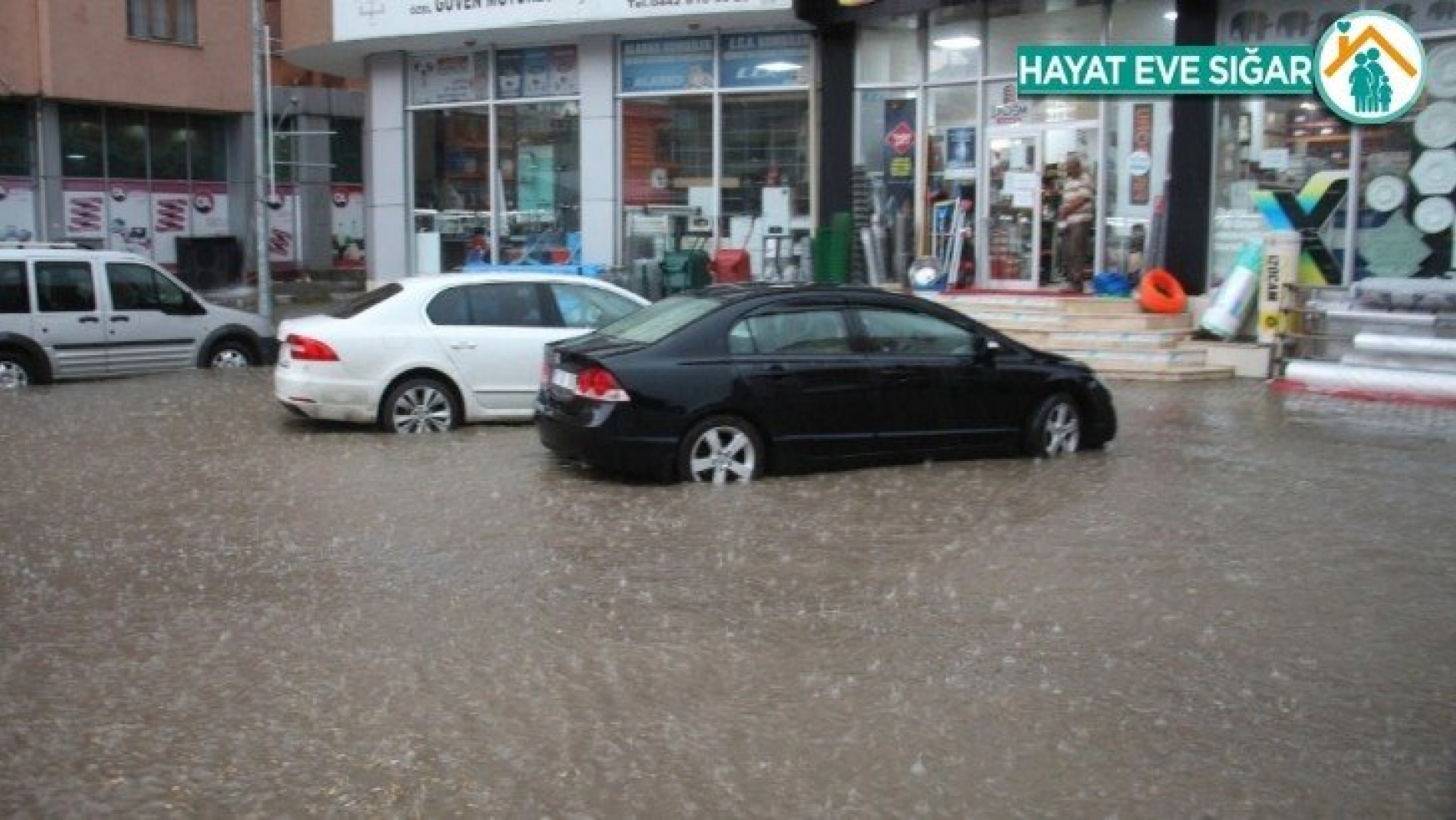Oltu'da dolu ve sağanak yağış etkili oldu