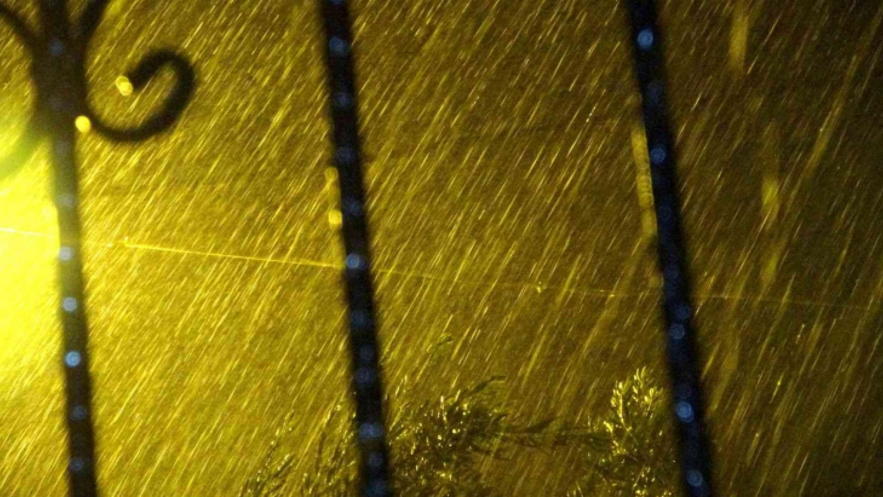 Osmaniye'de gök gürültülü sağanak yağış etkili oluyor