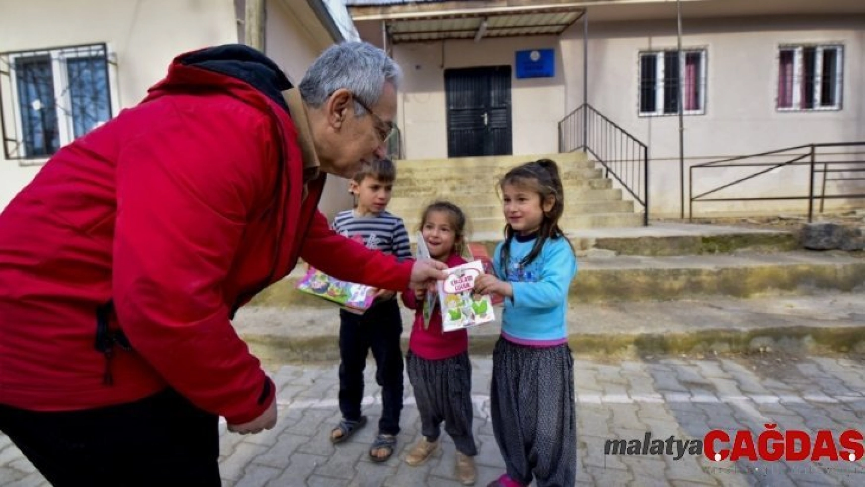 Osmaniye fotoğraf sanatçıları derneğinden köy okullarına kitap desteği