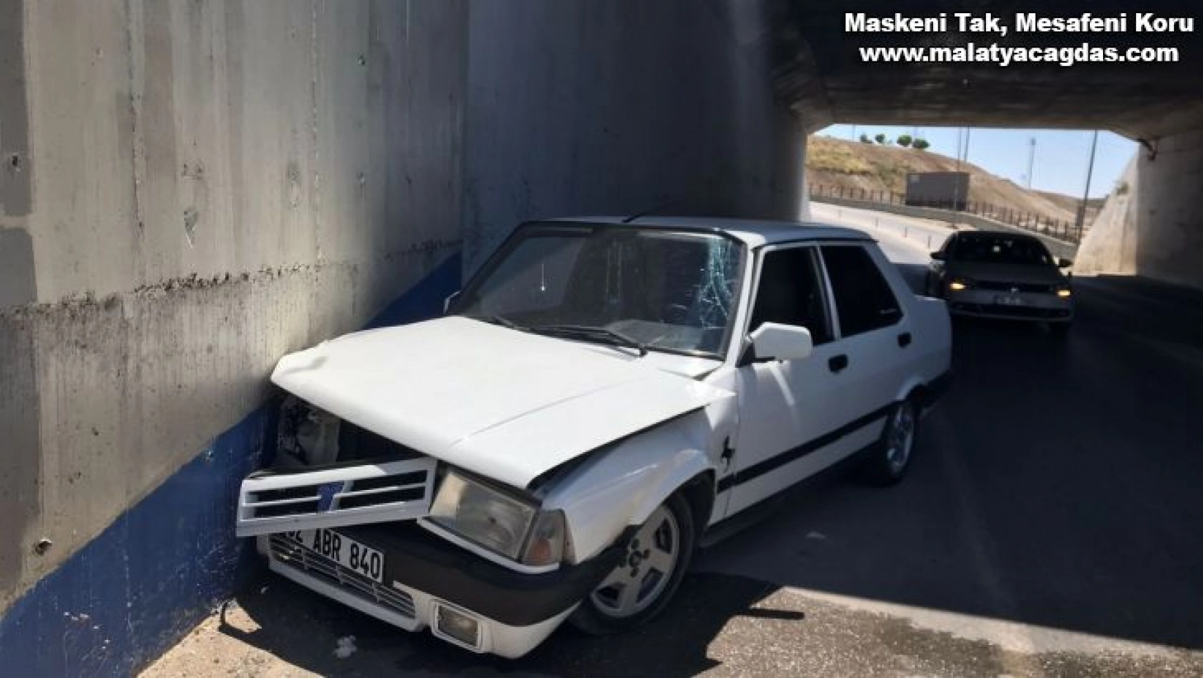 Otomobil alt geçit duvarına çarptı: 1 yaralı