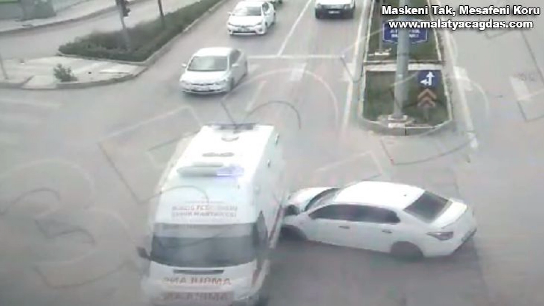 Otomobil, Covid temaslısı taşıyan ambulansa çarptı