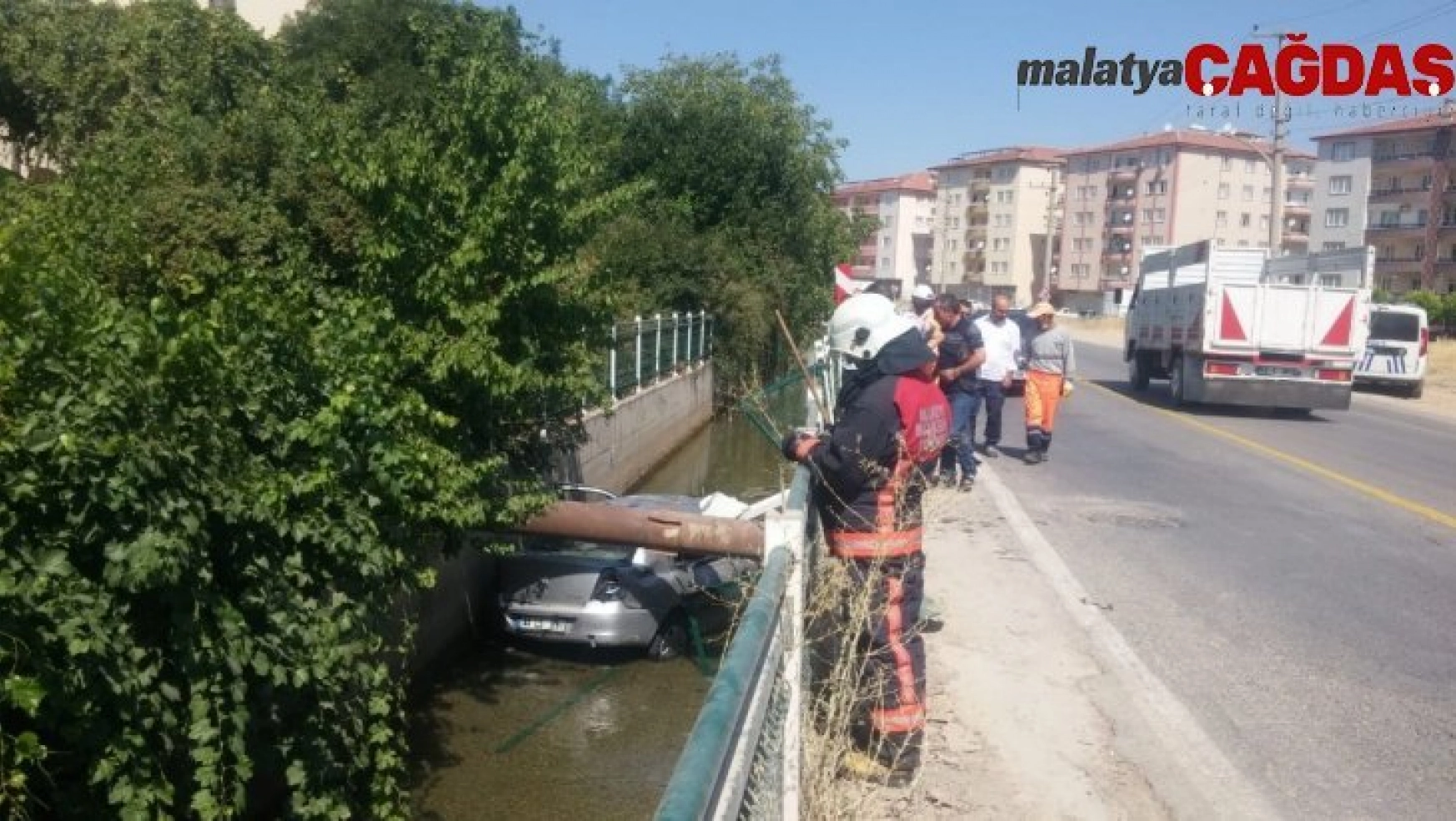 Otomobil sulama kanalına uçtu: 1 yaralı