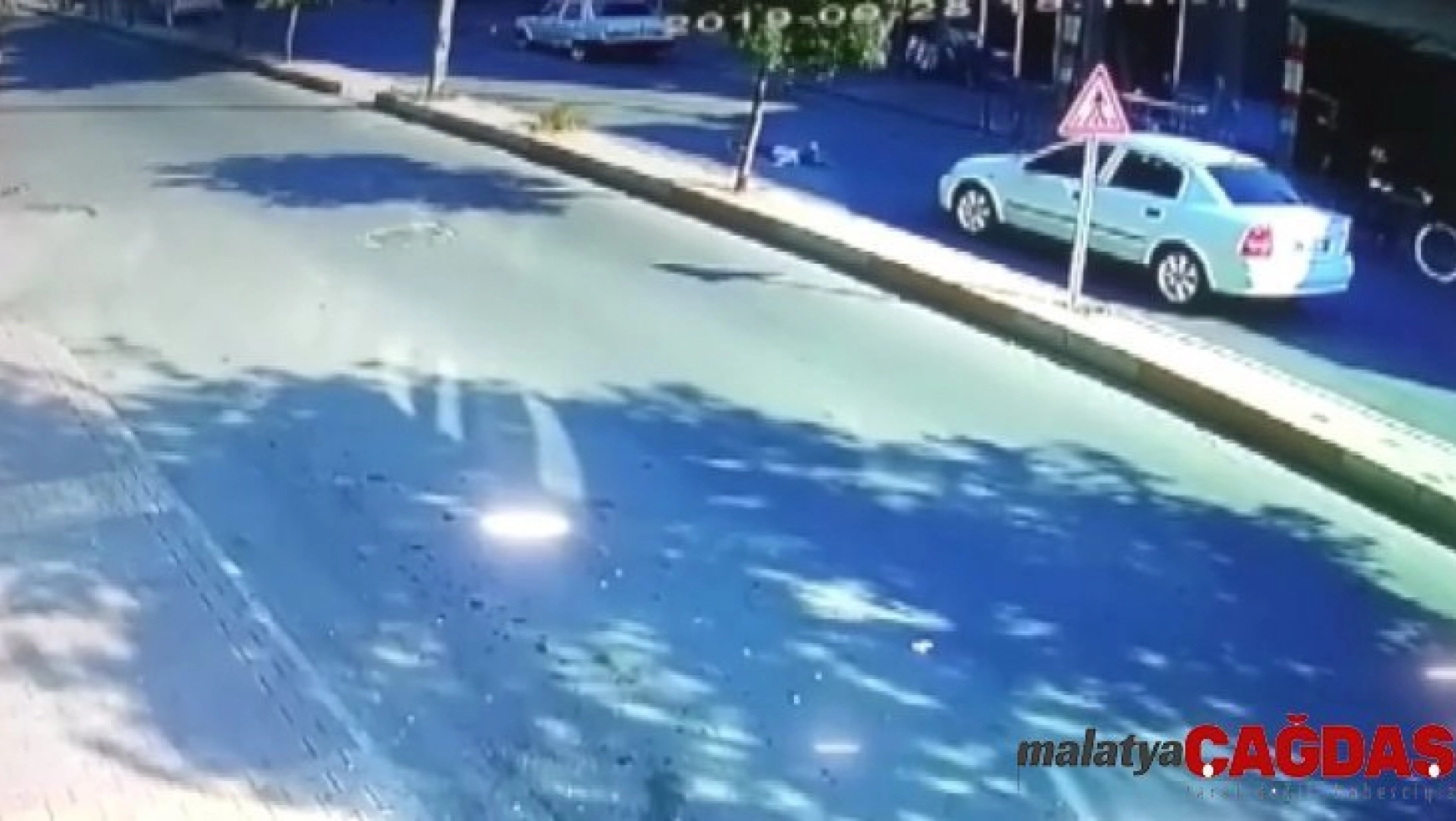 Otomobilin çarptığı çocuk metrelerce havaya fırladı