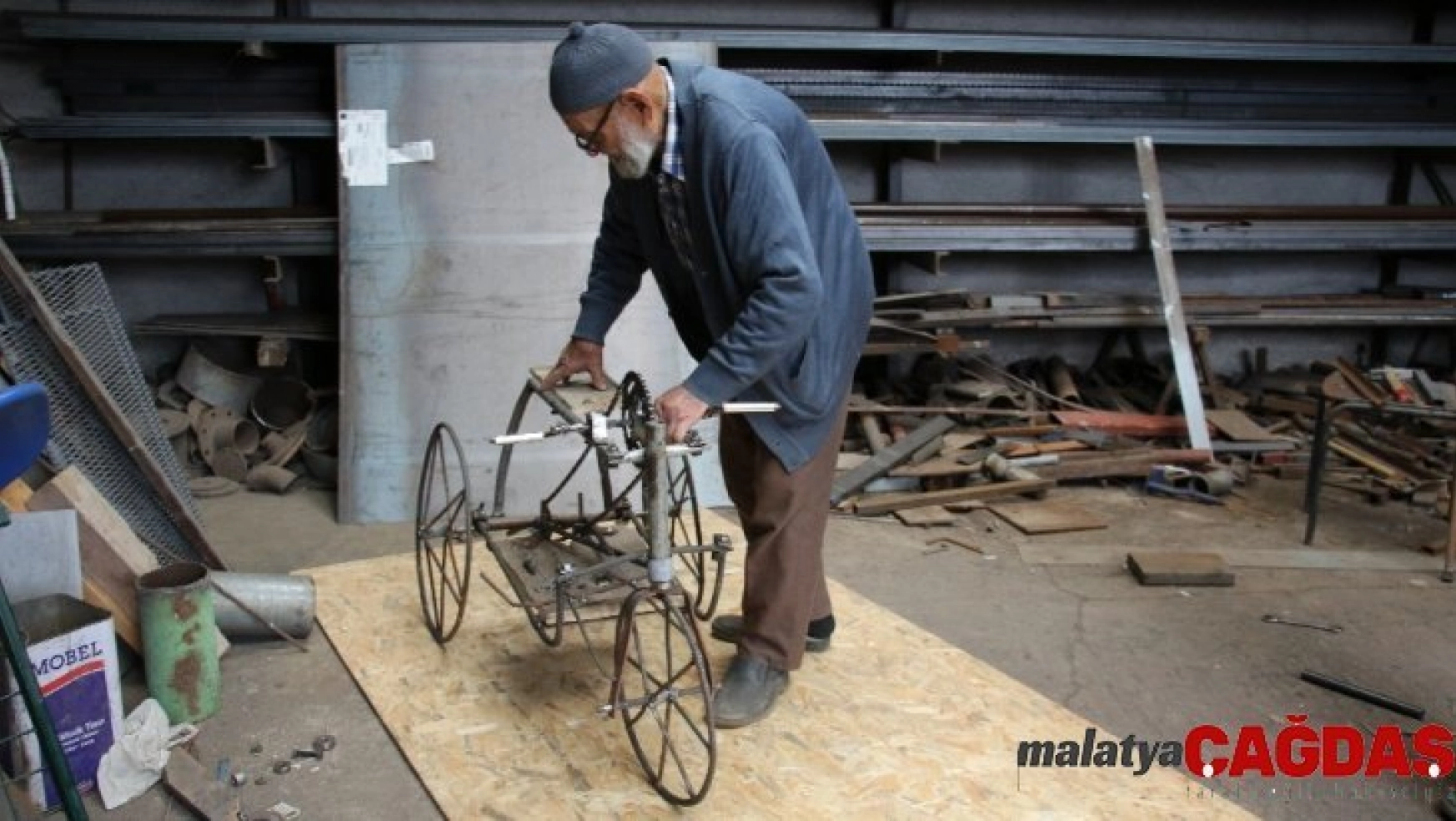 (Özel) 93 Yaşındaki Mehmet Dede, camiye gitmek için  bisiklet yaptı