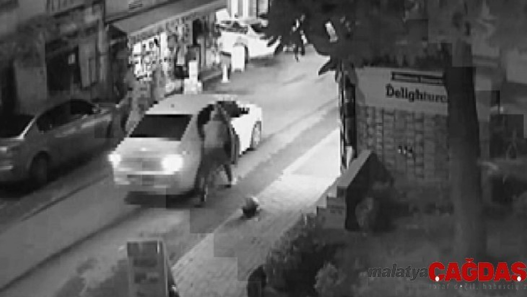 (Özel) Fatih'te hırsızlar turisti ve çocuğunu yerde sürükledi