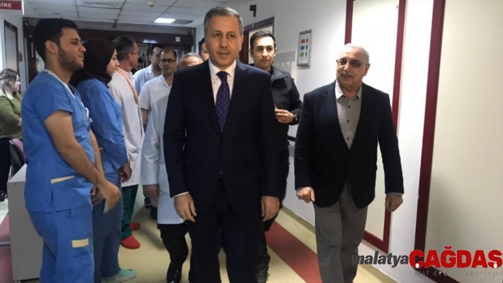 (Özel) İstanbul Valisi Ali Yerlikaya, çekicinin kaldırdığı araçtan düşüp yaralanan kadını ziyaret etti