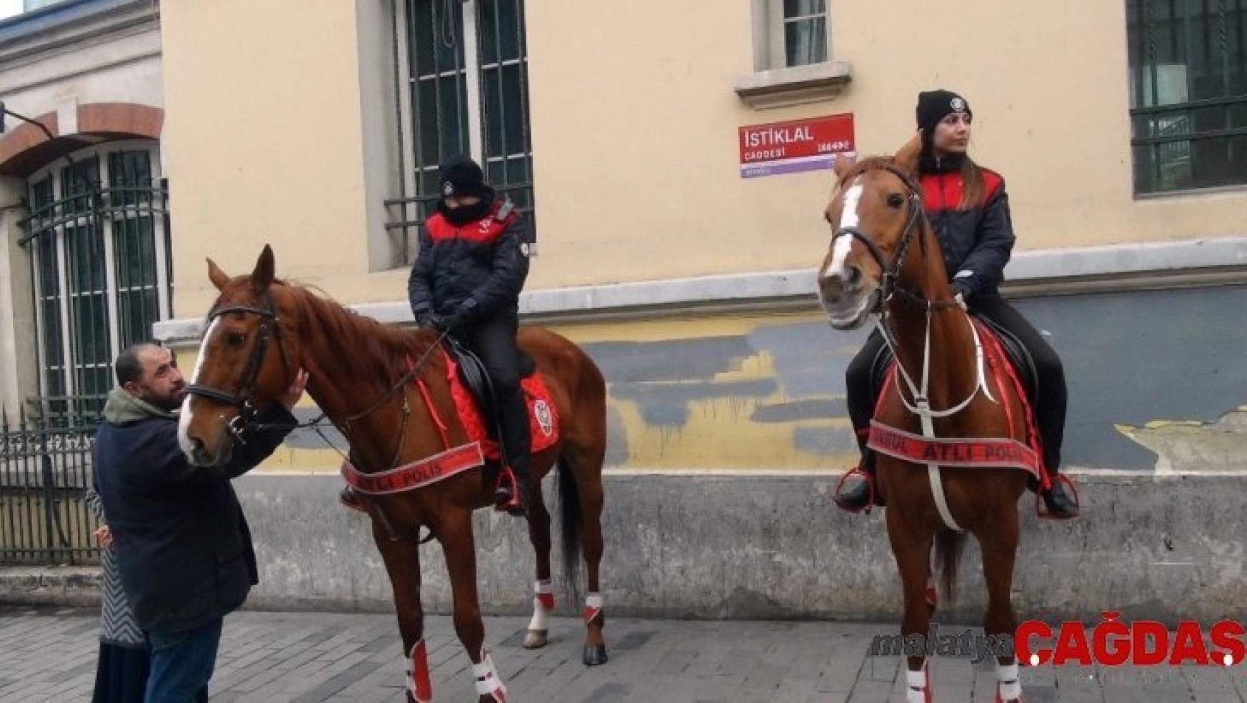 (Özel) İstiklal Caddesi'nde atlı polislerin geçidi turistlerden büyük ilgi gördü