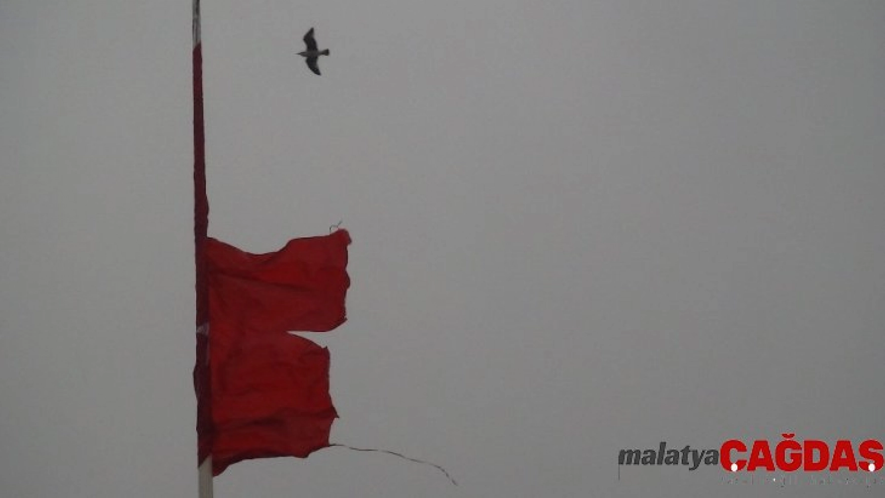 (Özel) Taksim'de yırtılan dev Türk bayrağı değiştirildi