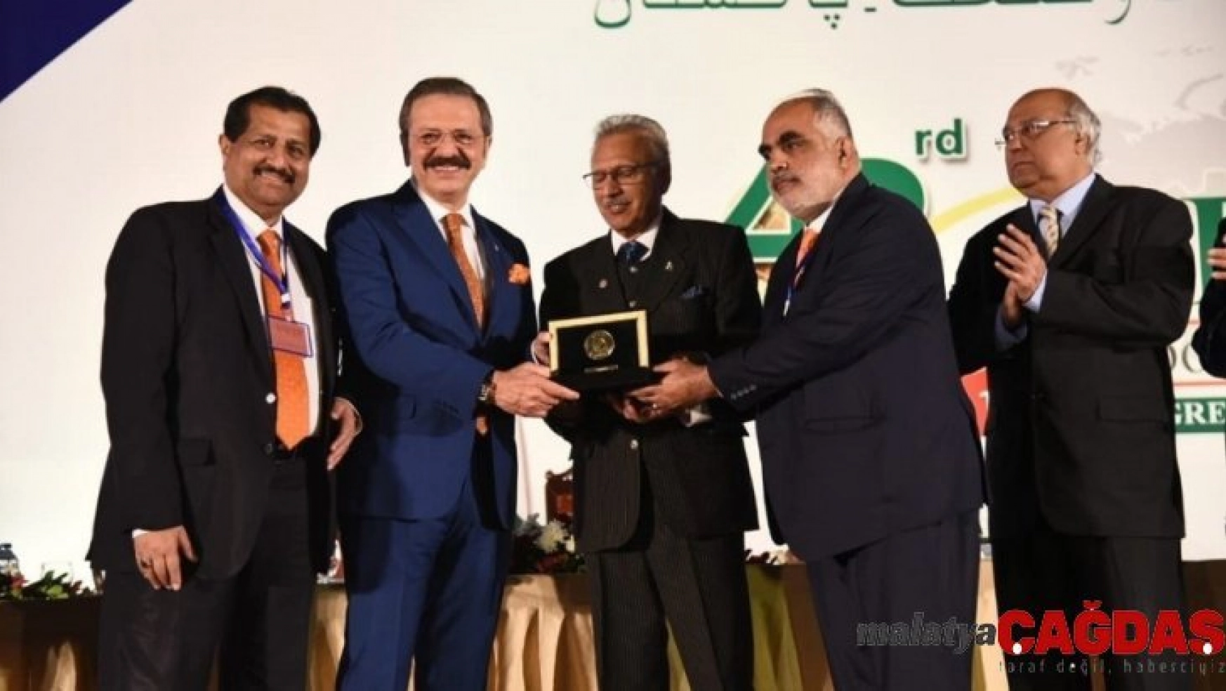 Pakistan Devlet Başkanı Arif Alvi'den Hisarcıklıoğlu'na ödül