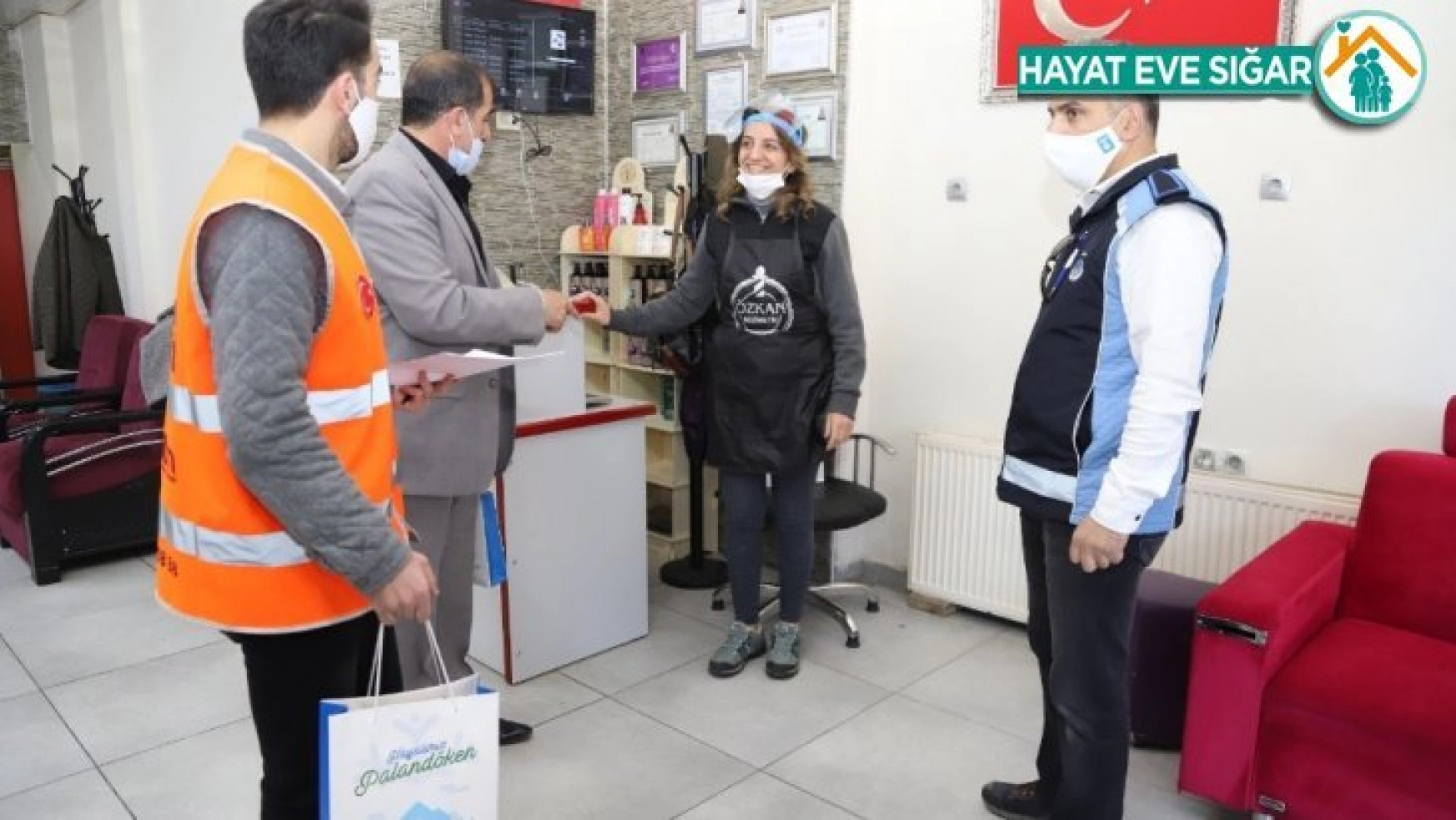Palandöken Belediyesi berber ve kuaförleri dezenfekte etti
