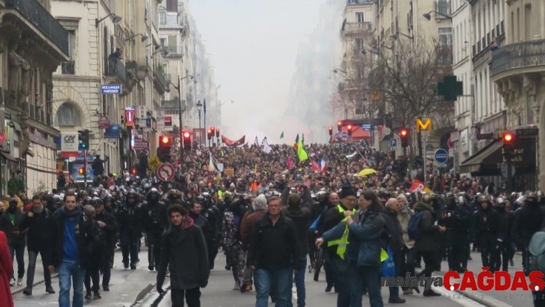 Paris'te emeklilik reformu karşıtı gösteri