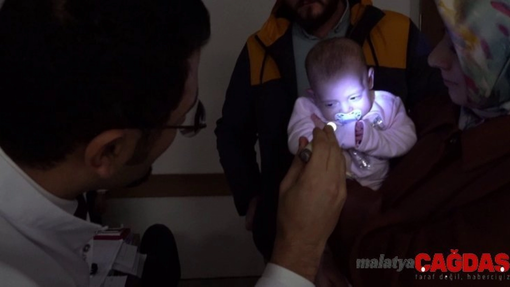 Parmak bebeğe ışığı gösteren operasyon