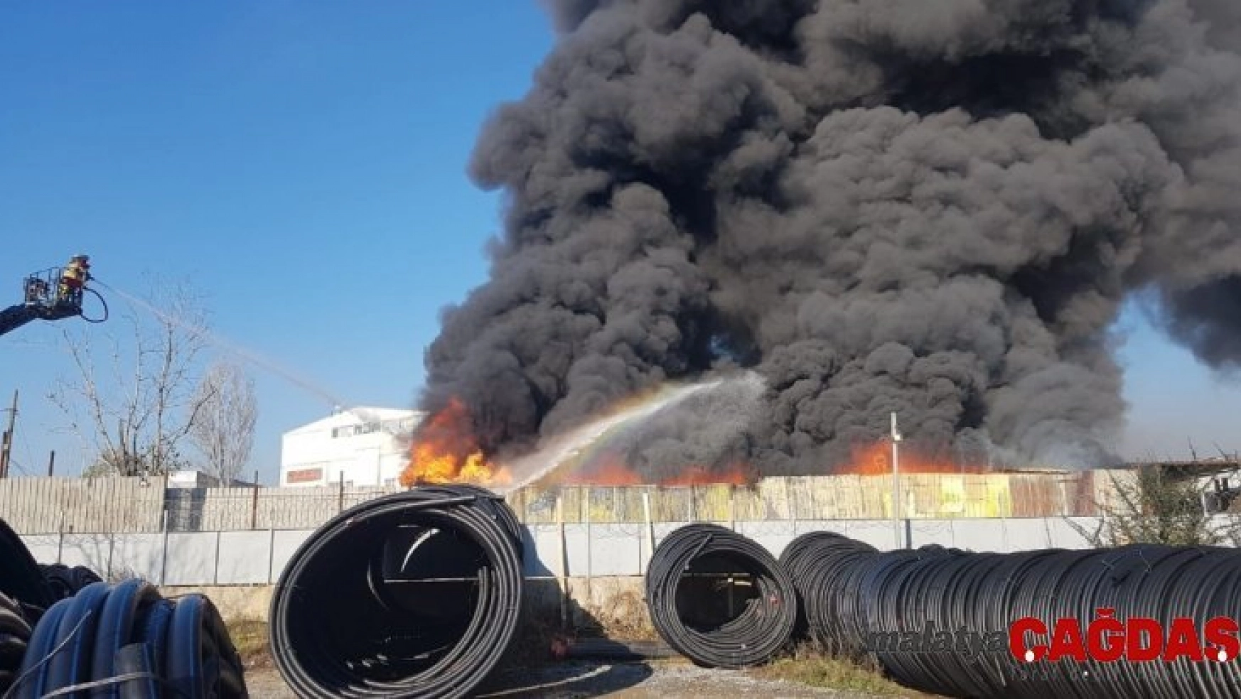 Pendik'te korkutan iş yeri yangını