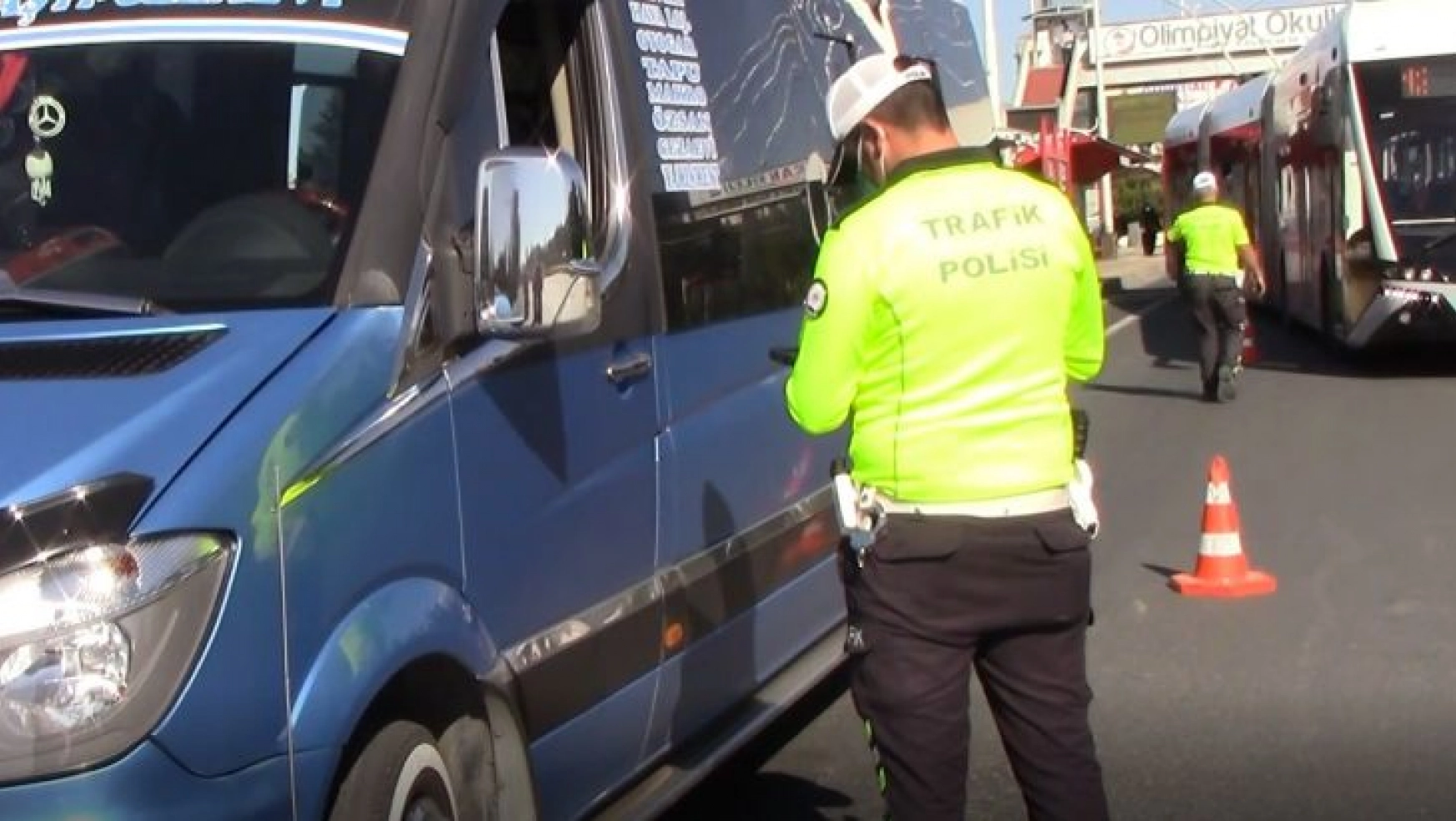 Polisten kurallara uymayan 323 araç sürücüne ceza
