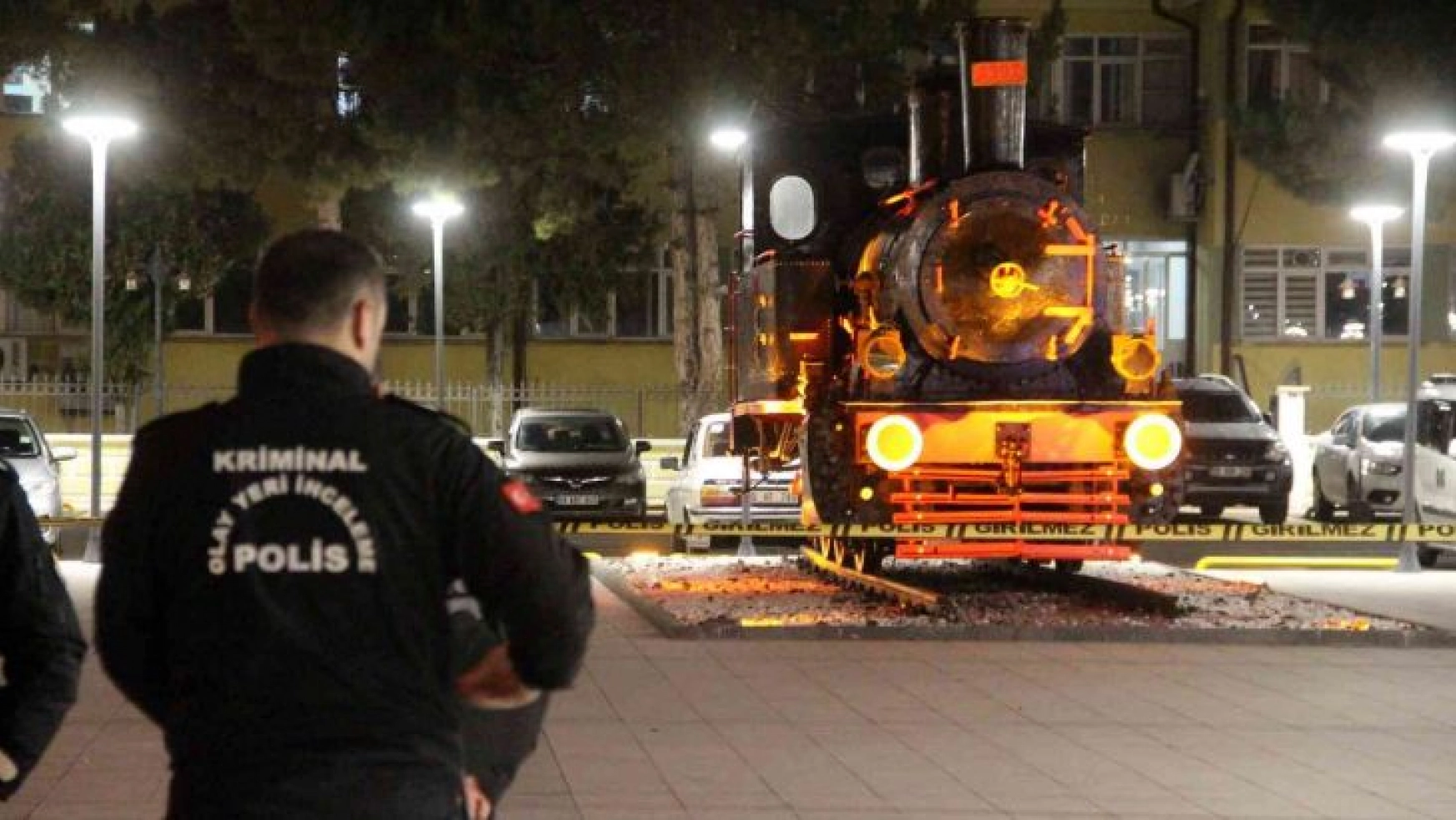 Polonyalı turistin tarihi lokomotife koyduğu çanta ekipleri alarma geçirdi