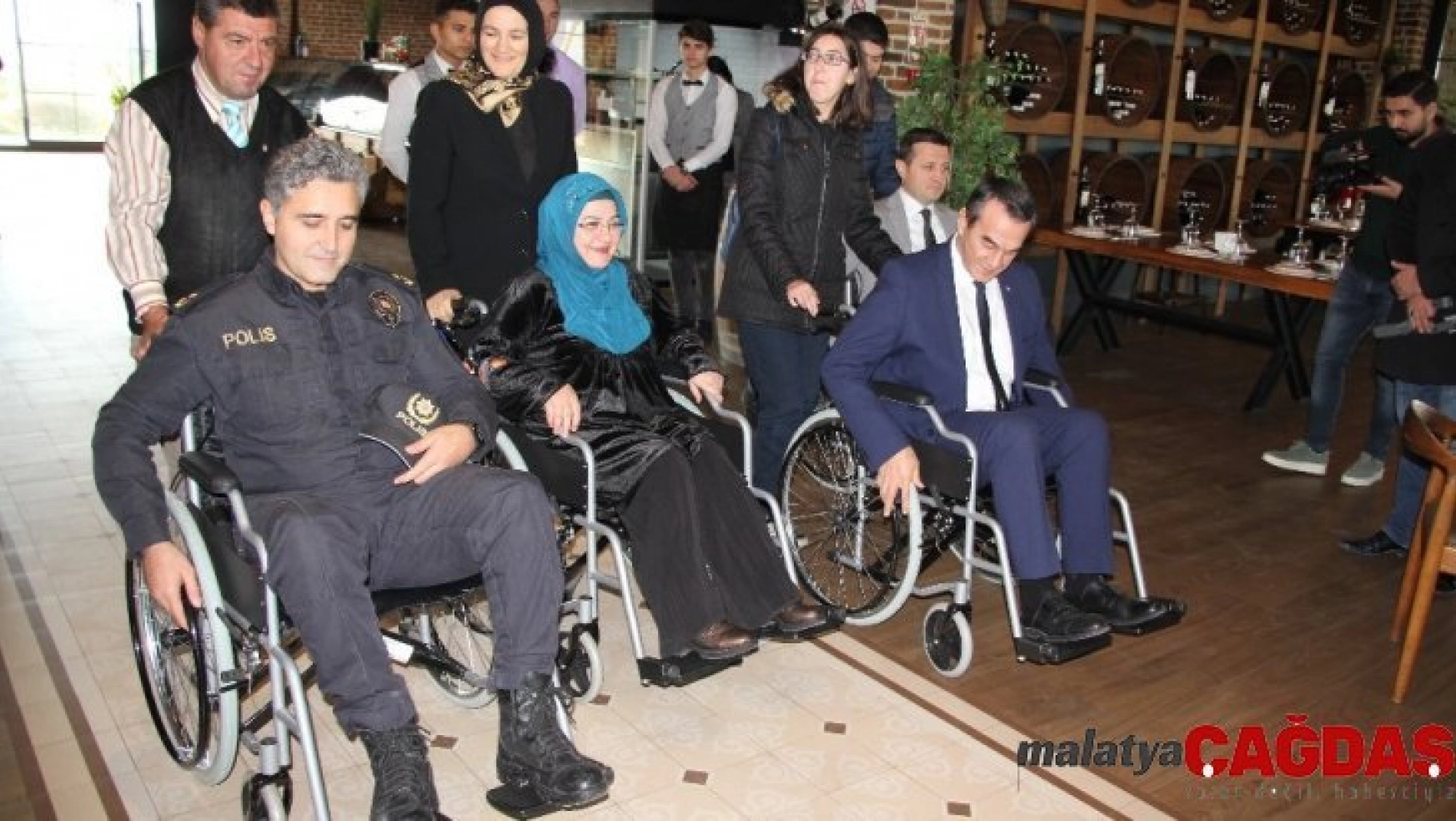 Protokol, 3 Aralık Dünya Engelliler Günü'nde tekerlekli sandalyeye bindi