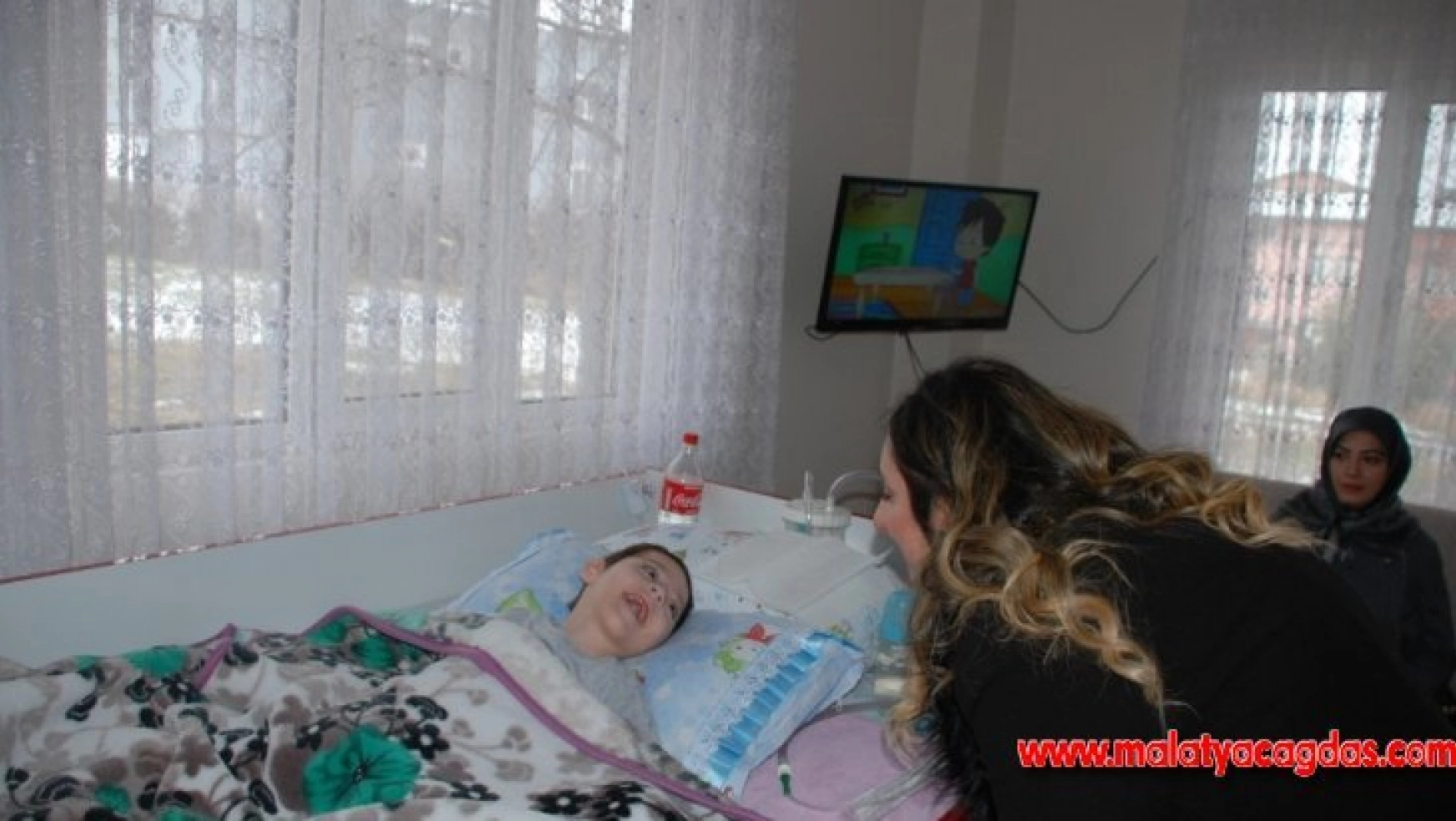 Protokol eşlerinden serebral palsi hastası Ege'ye ziyaret