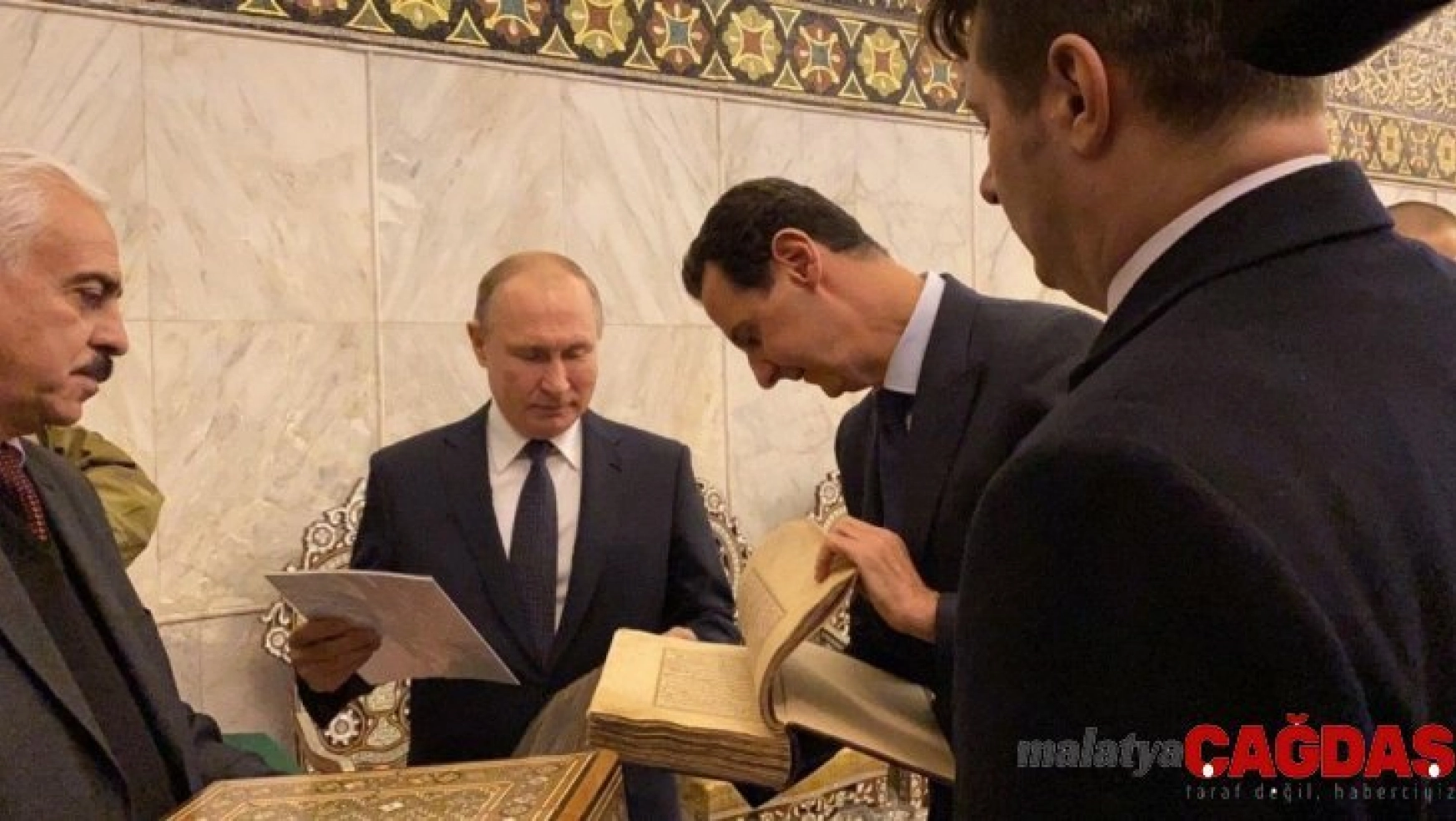 Putin, Emevi Camii'nde Kur'an-ı Kerim'i inceledi