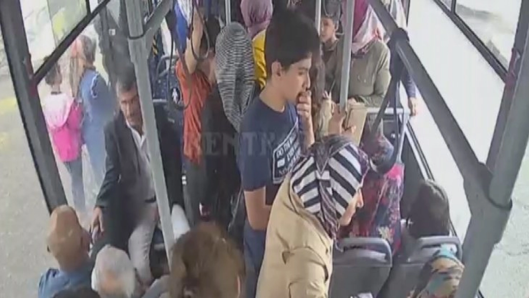 Rahatsızlanan kadın yolcuyu, yolcu dolu otobüsle hastaneye taşıdı