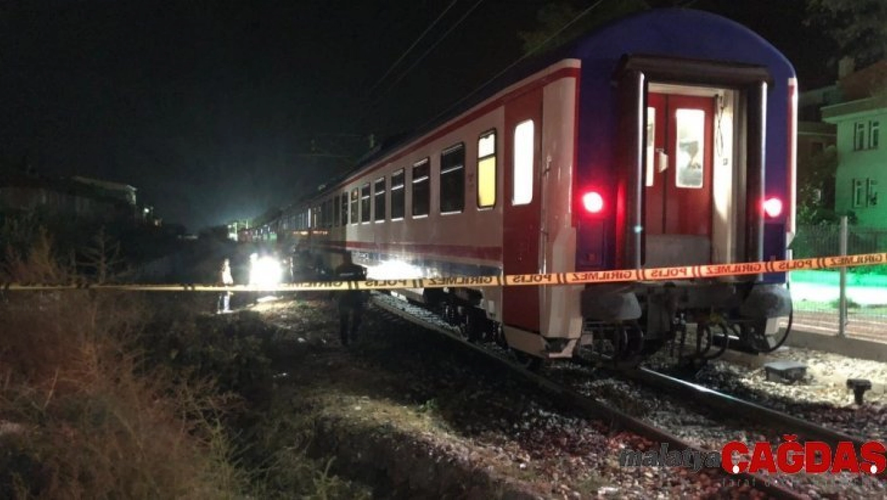 Raylara düşen kadın trenin altında kalarak hayatını kaybetti
