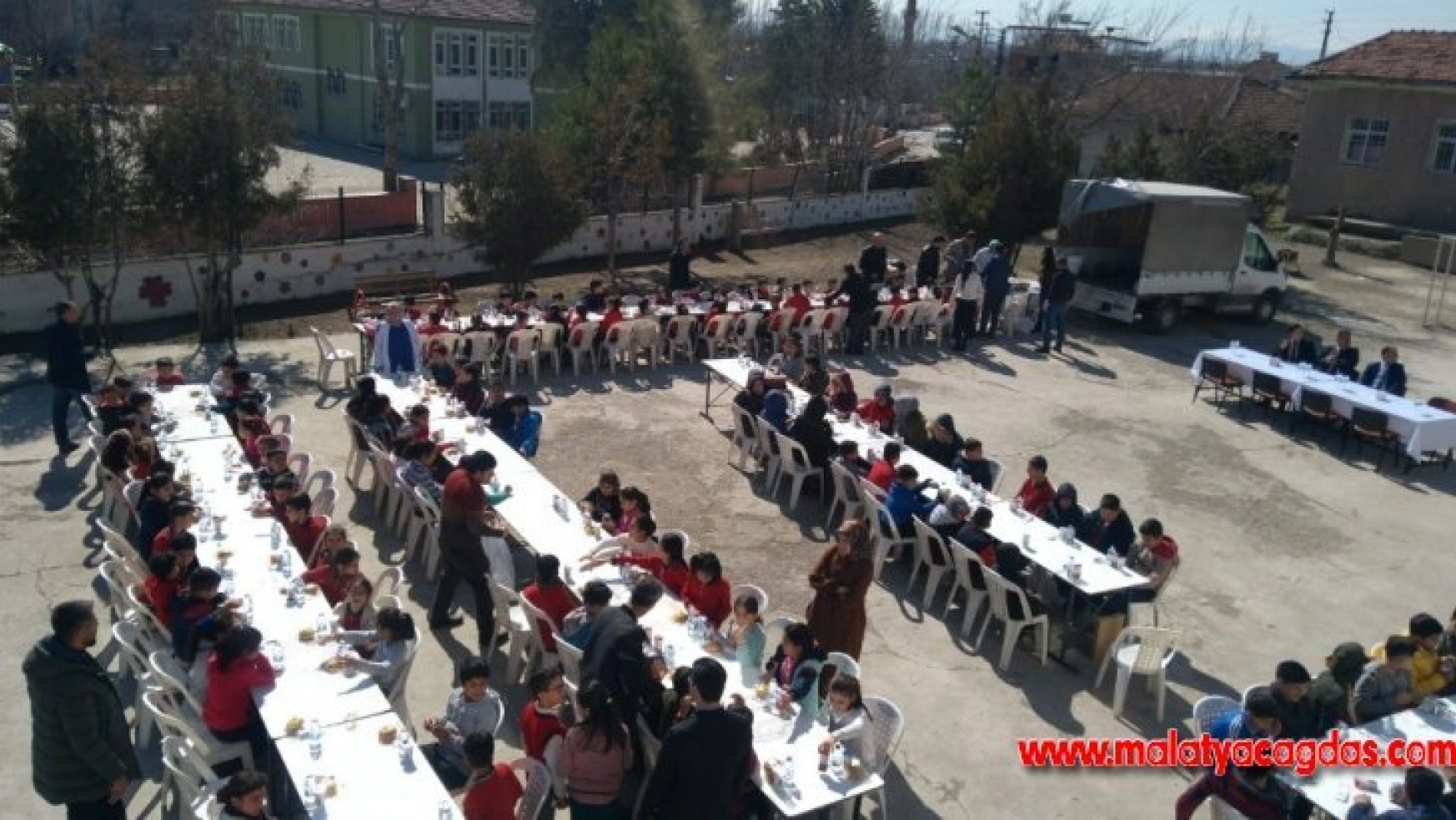 Rektör Kızılay'dan öğrencilere kandil yemeği