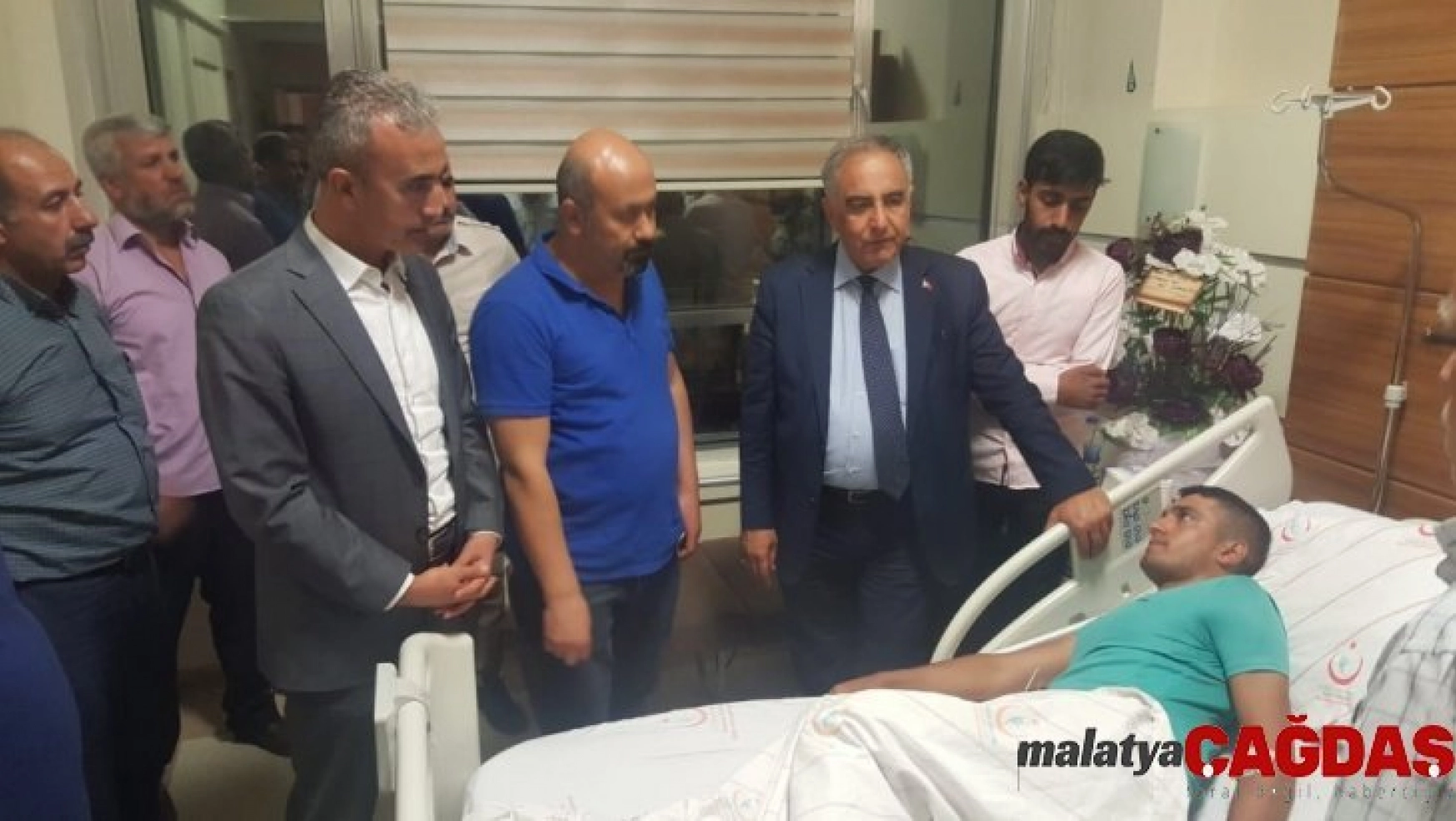 Rektör Turgut'tan yaralı askere ziyaret