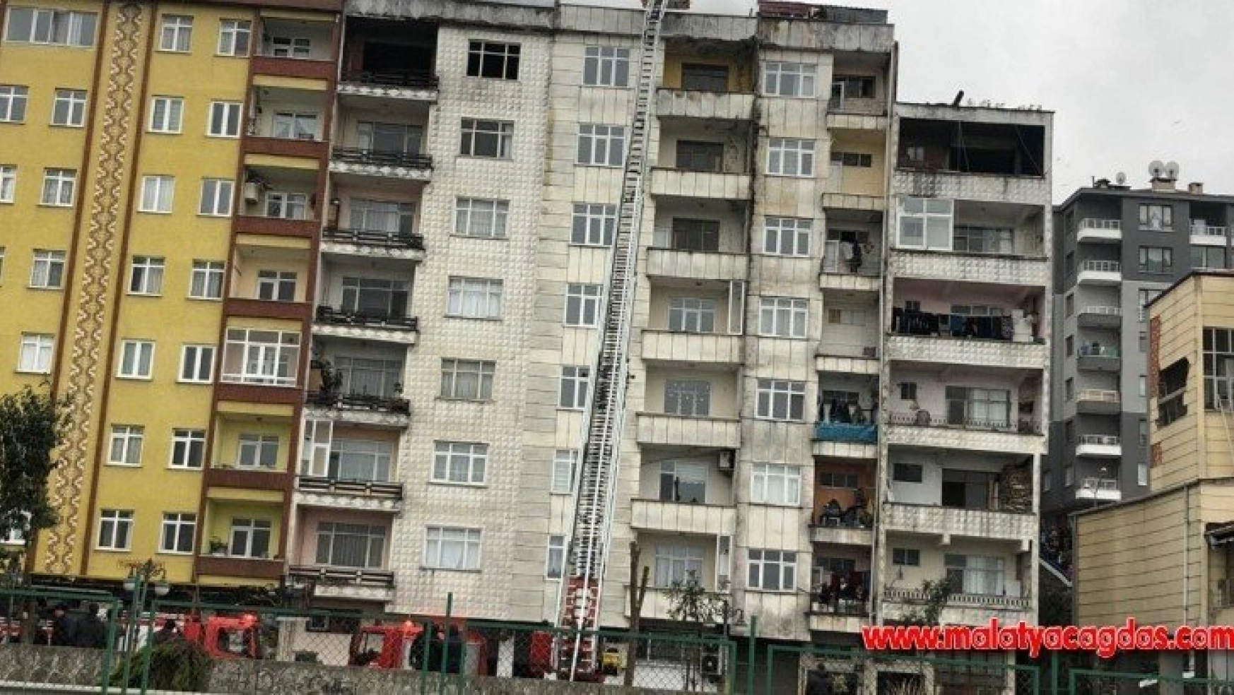 Rize'de çatı katında çıkan yangın paniğe yol açtı