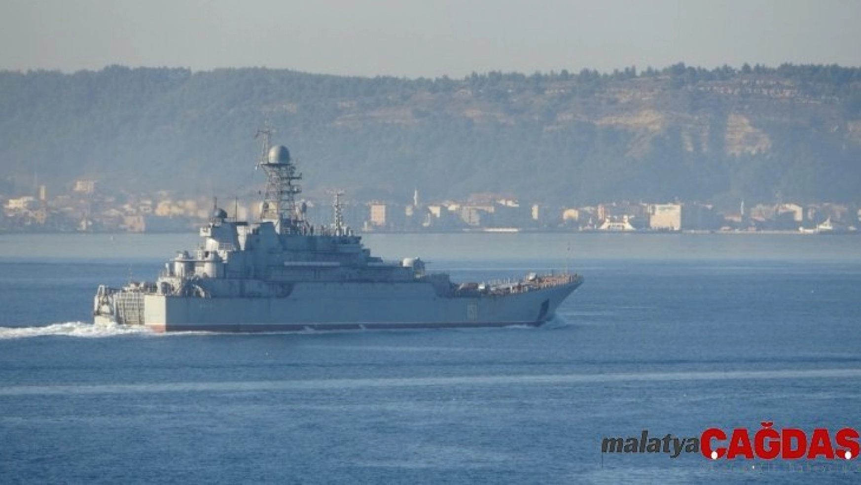 Rus savaş gemisi Çanakkale Boğazı'nda geçti