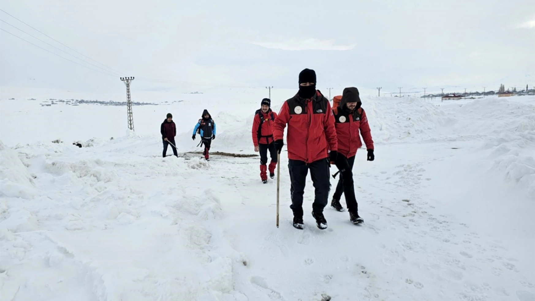 Sağlık ekipleri rahatsızlanan hastaya ulaşmak için karda 2,5 kilometre yürüdü