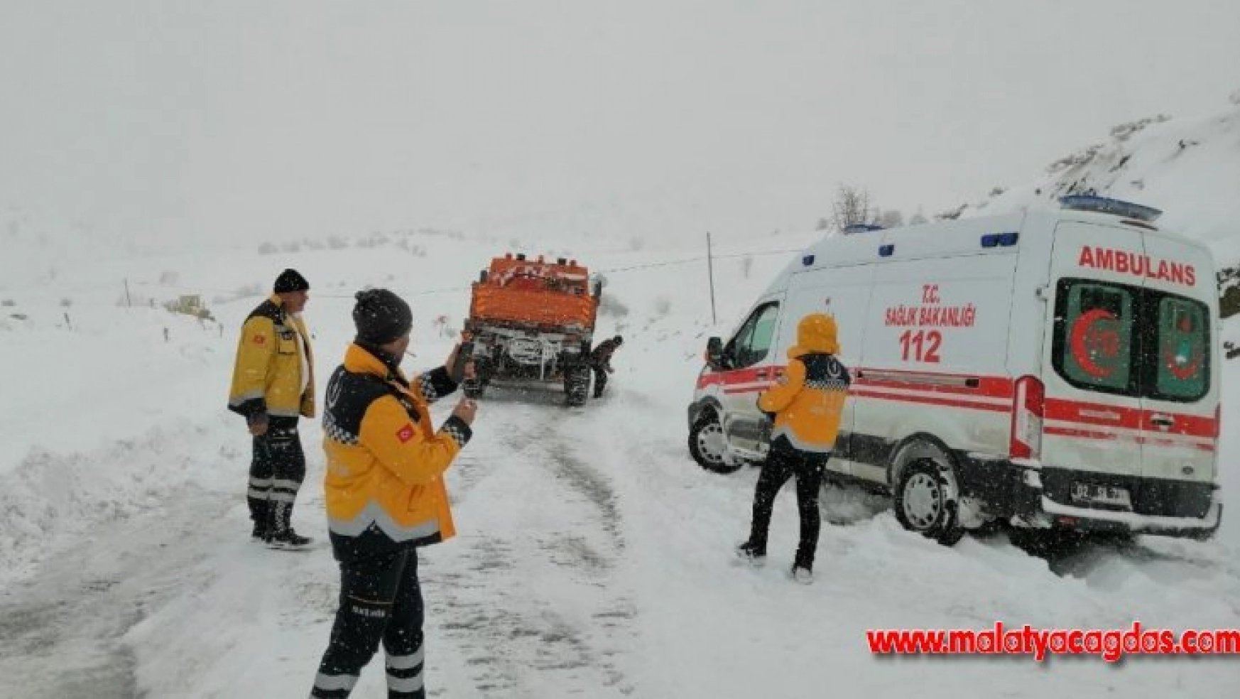 Sağlık ekipleri zorlu kış koşullarıyla mücadele ediyor