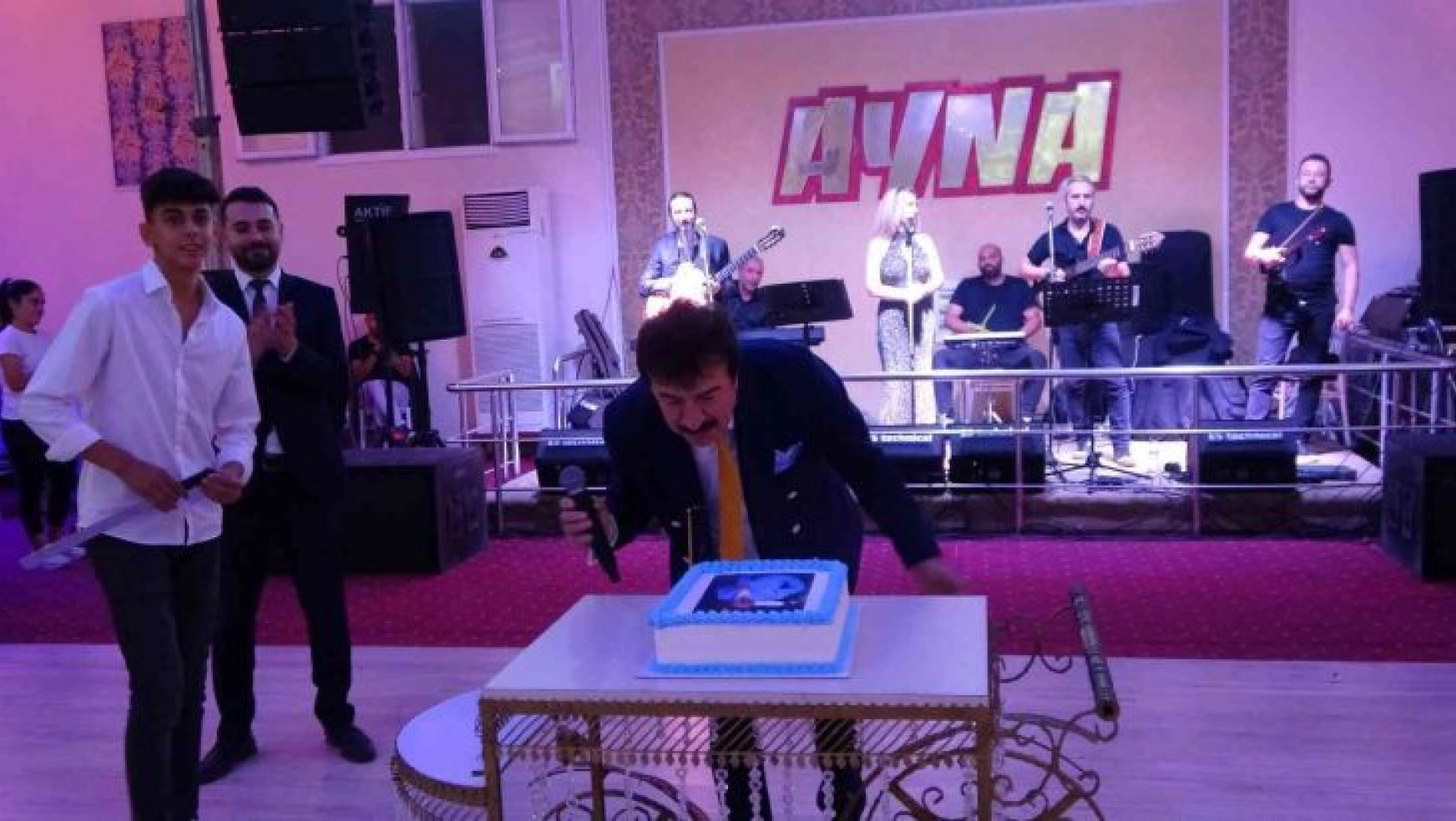 Şair Ahmet Selçuk İlkan sahnede 67. yaşını kutladı