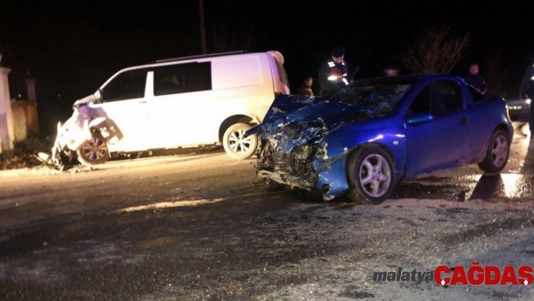 Sakarya'da panelvan araç ile otomobil çarpıştı: 9 yaralı