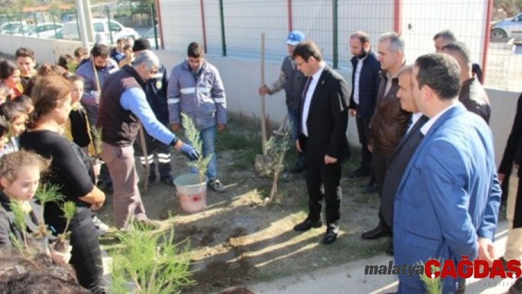 Samandağ'da okul bahçeleri ağaçlandırılıyor