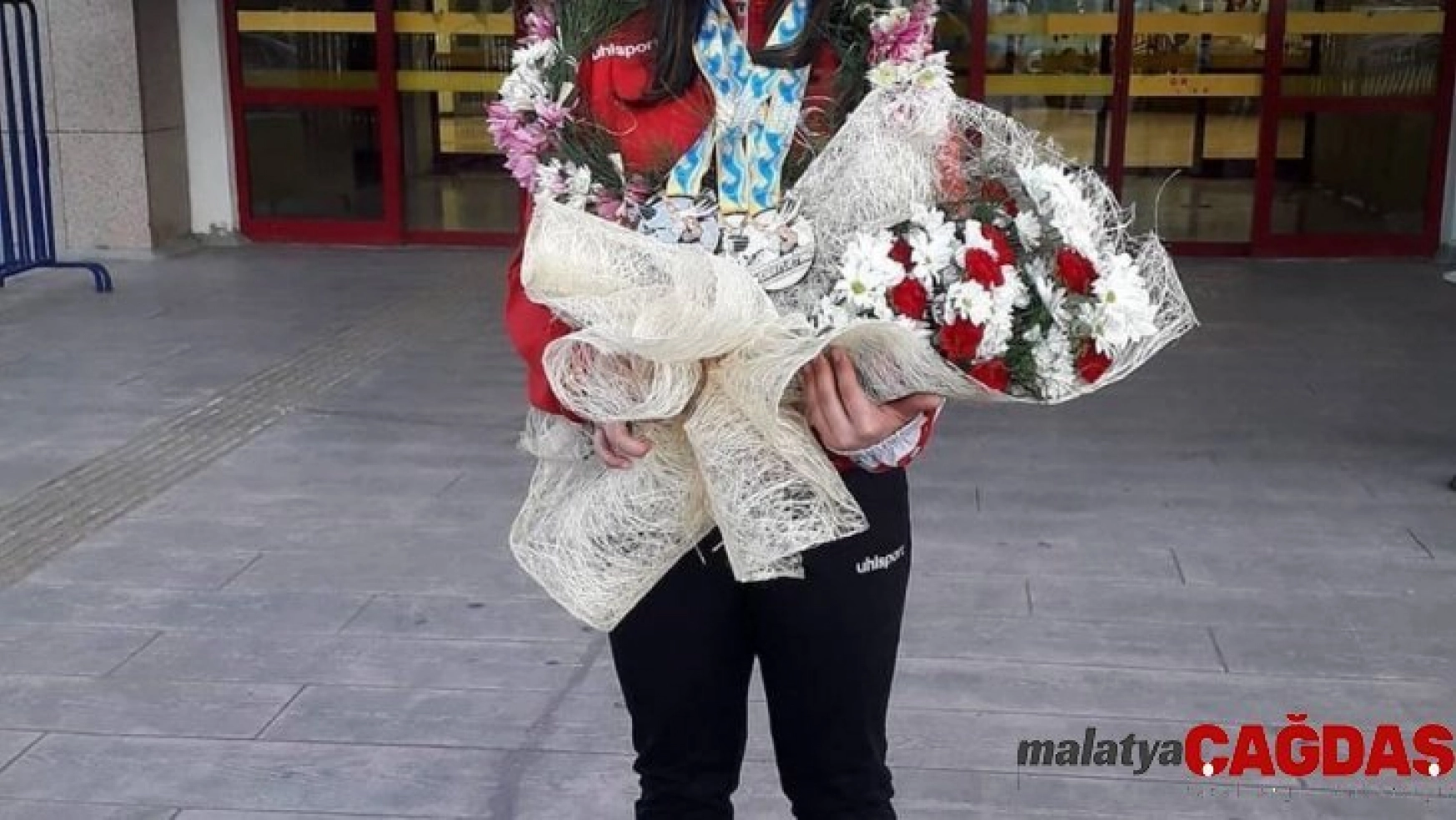 Şampiyon Esma Alper çiçeklerle karşılandı