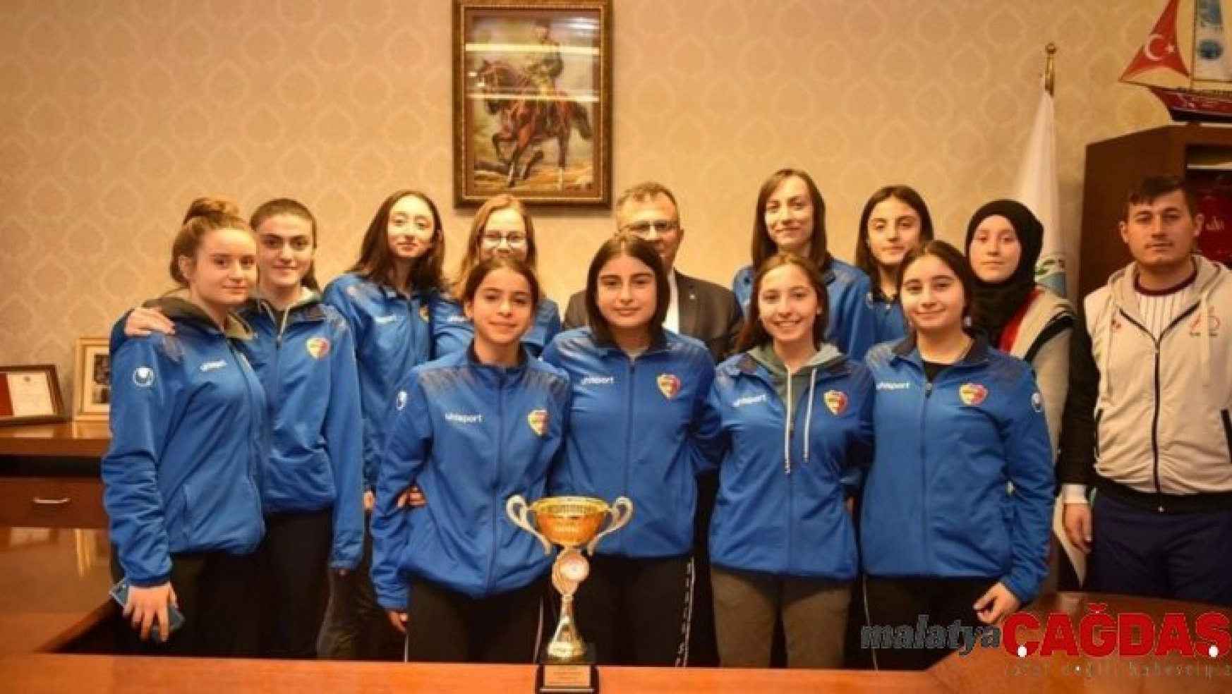 Şampiyon kızlardan Başkan Çatal'a ziyaret