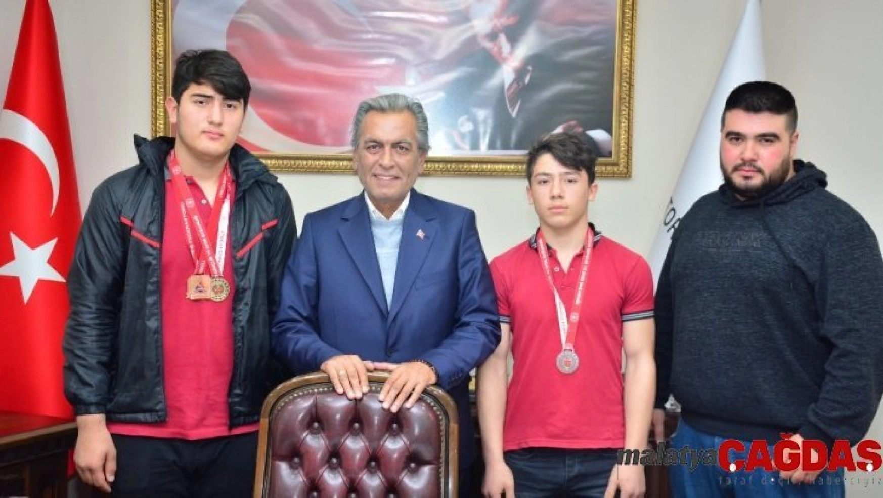 Şampiyonlar ayağının tozuyla Başkan Uygur'u ziyaret etti