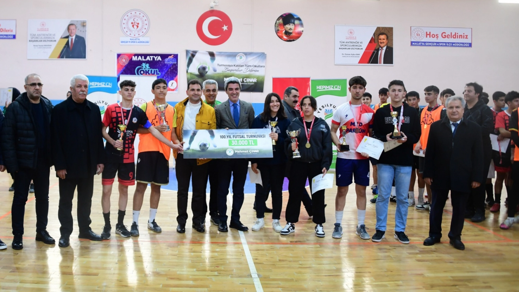 Şampiyonluğu Mahmut Çalık Anadolu Lisesi Kız ve Erkek Takımları Elde Etti