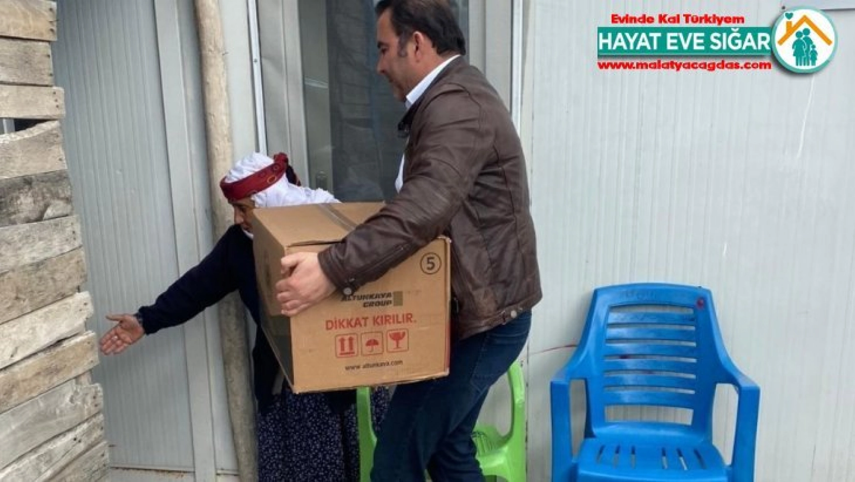 Samsat'ta depremzede vatandaşlara yardım paketleri dağıtıldı