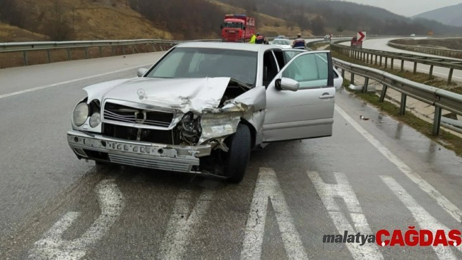 Samsun'da otomobil bariyerlere çarptı: 4 yaralı