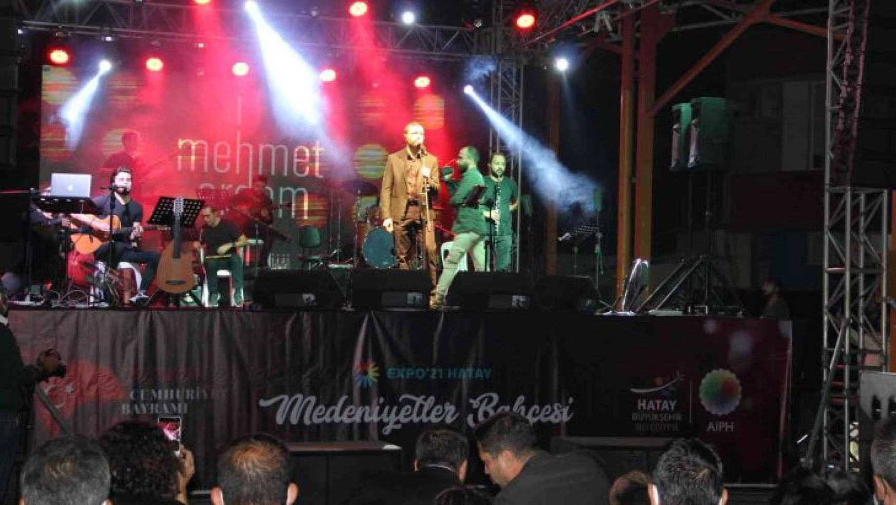 Sanatçı Mehmet Erdem, Dörtyol'da 'Cumhuriyet' konserinde sahne aldı