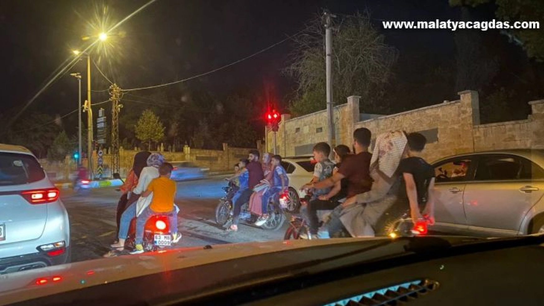 Şanlıurfa'da 3 motosiklette 15 kişi yolculuk etti