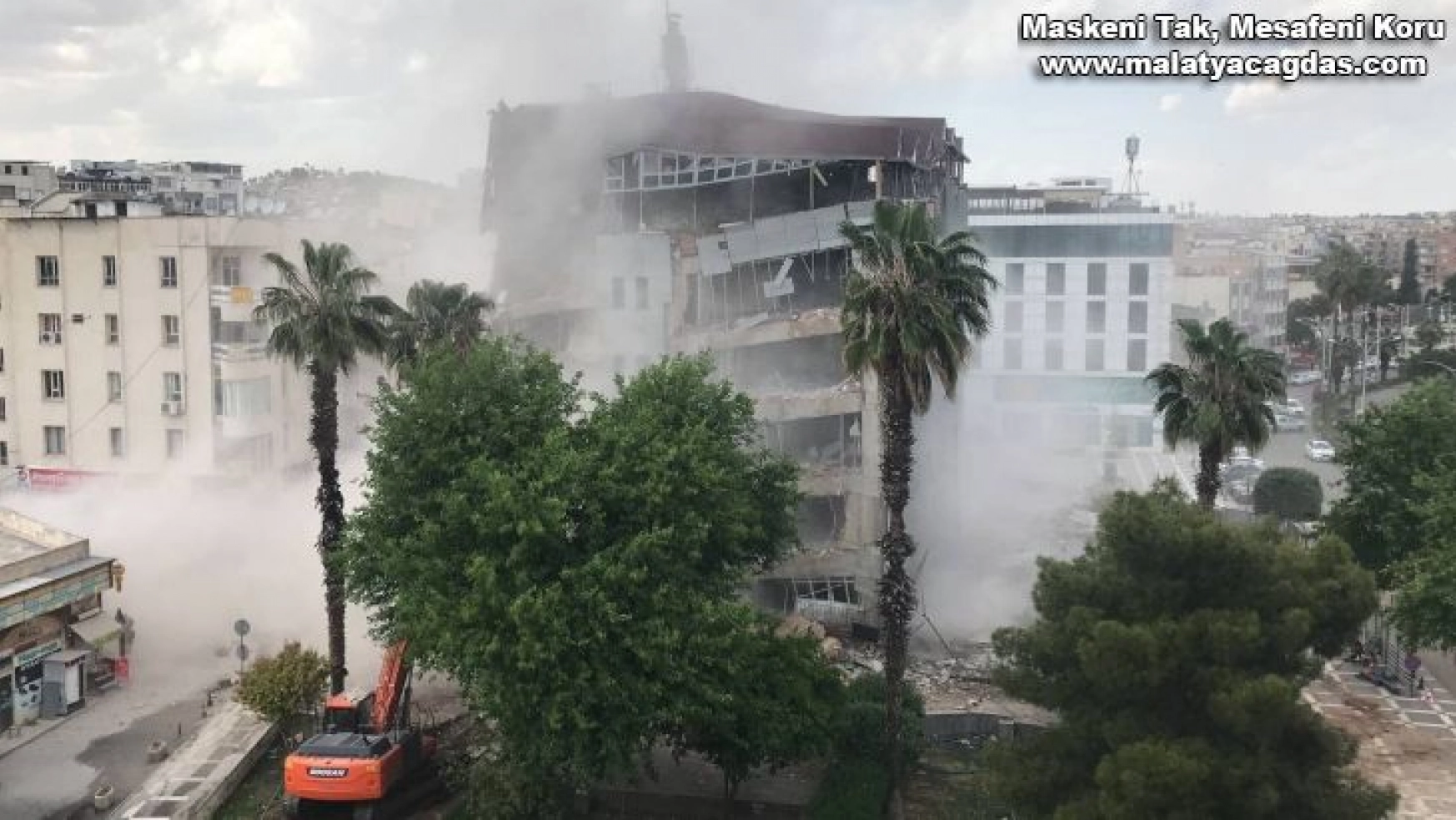 Şanlıurfa'da belediye binasının yıkım anı kamerada