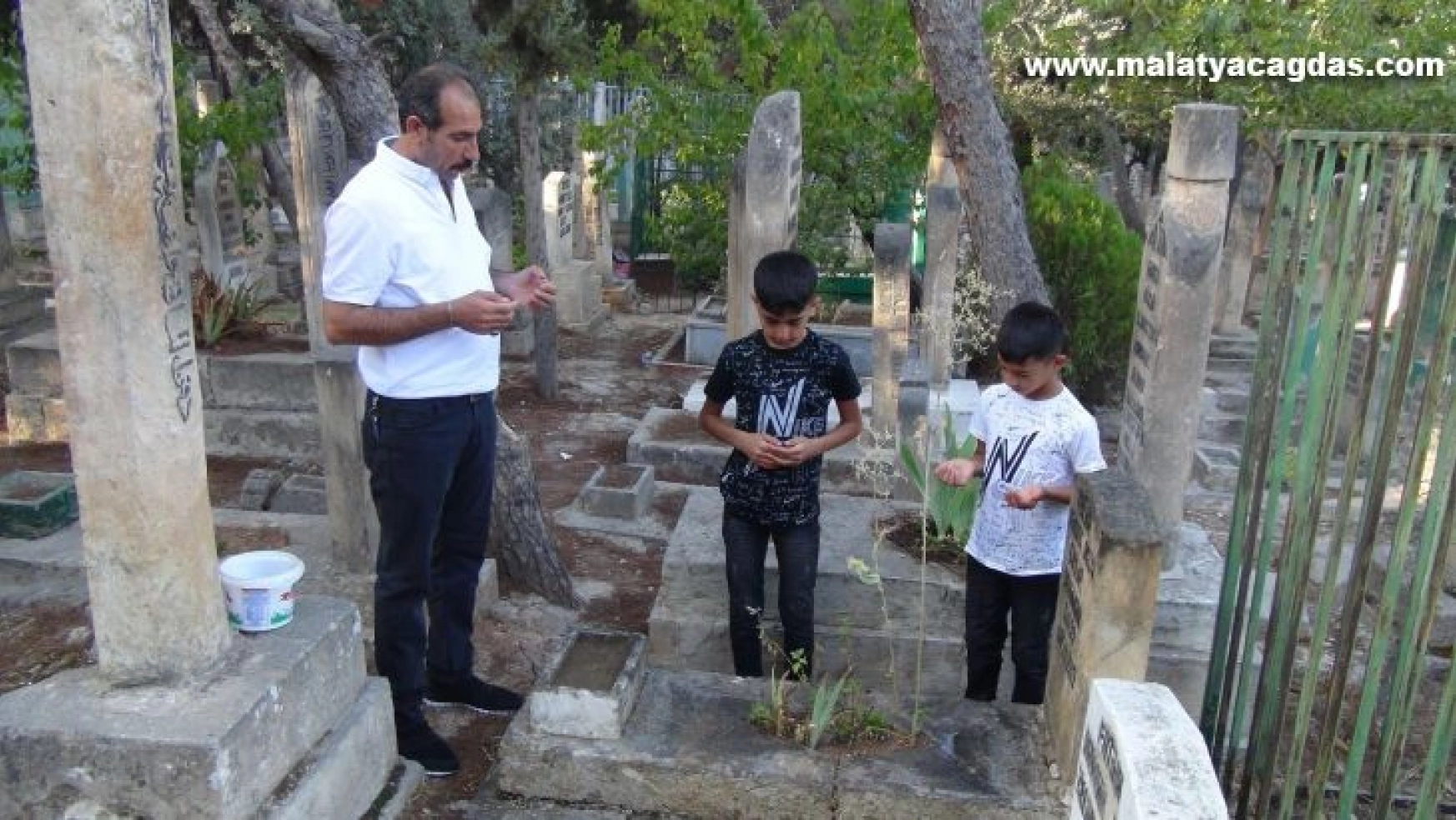 Şanlıurfa'da mezarlıklarda hüzünlü bayramlaşma