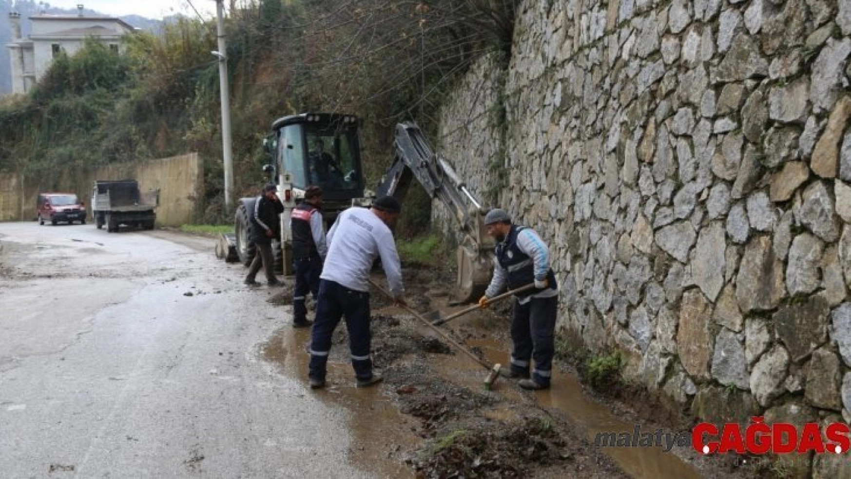 Sapanca'da yağmur suyu kanal çalışmalarına devam