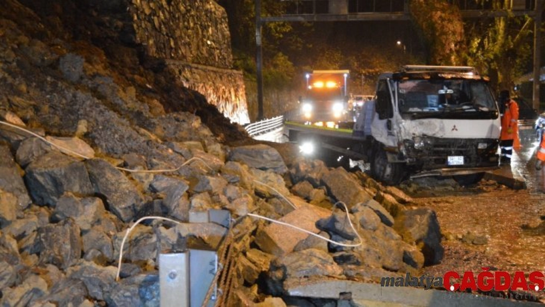 Sarıyer Çayırbaşı Tüneli girişinde istinat duvarı yıkıldı: Yol trafiğe kapatıldı