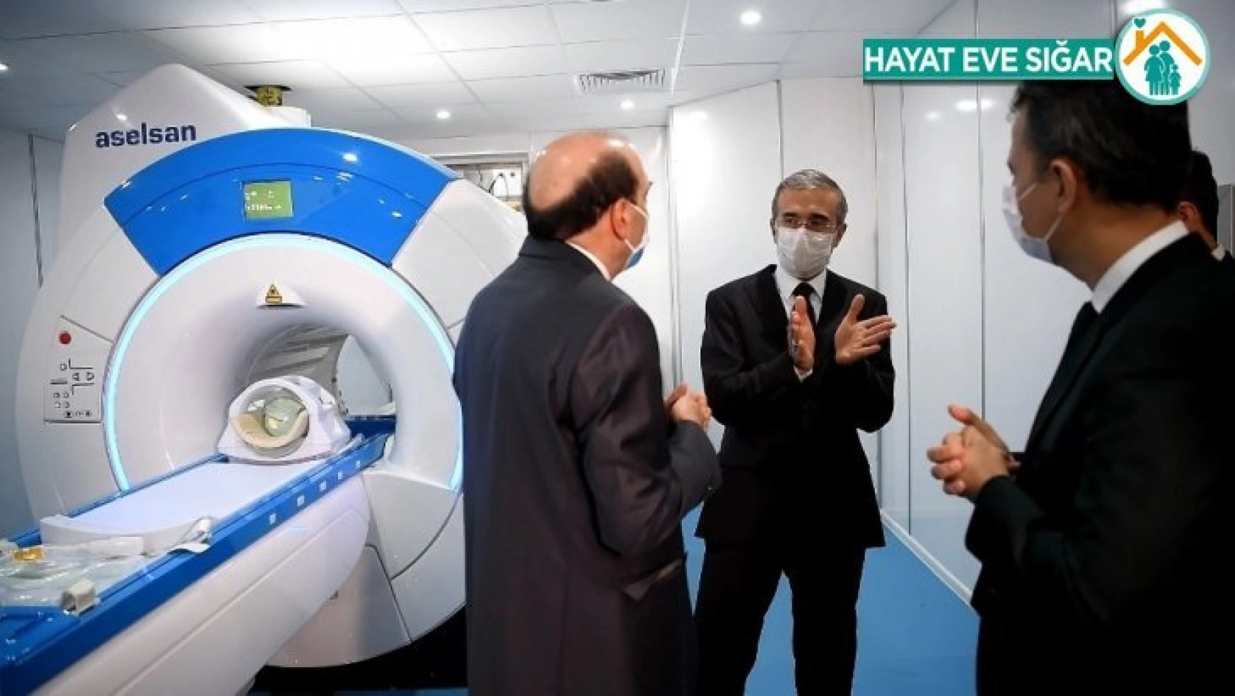 Savunma Sanayii Başkanı İsmail Demir, prototipi geliştirilen ilk yerli MR cihazını inceledi